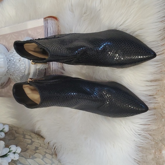 L'AGENCE Shoes - L'AGENCE black  ankle bootie boots size 7.5